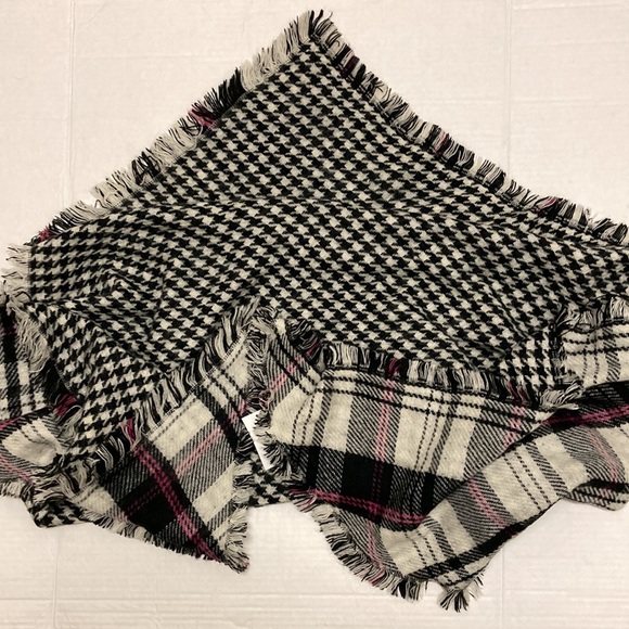 ICING Reversible Shawl/Scarf. - Picture 7 of 8